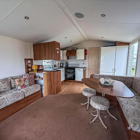 Great 8 Berth Caravan For Hire At St Osyth Beach In Essex Ref 28123Gc Клактон-он-Си Экстерьер фото